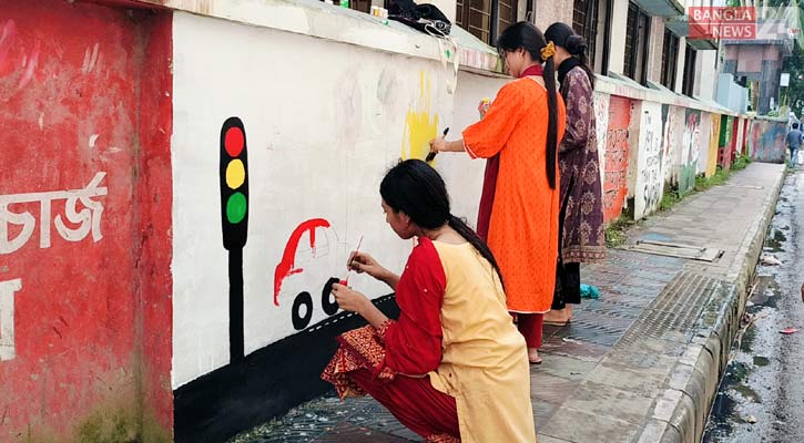 রং তুলিতে ছেয়ে গেছে ভোলা শহরের অলিগলি